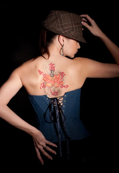 彼女の背中に刺青を持つ女性 ストック画像