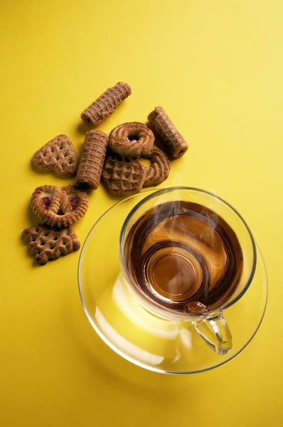 Tazza di tè caldo con biscotti al cioccolato — Foto Stock