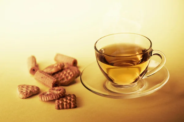 Tazza di tè caldo con biscotti — Foto Stock