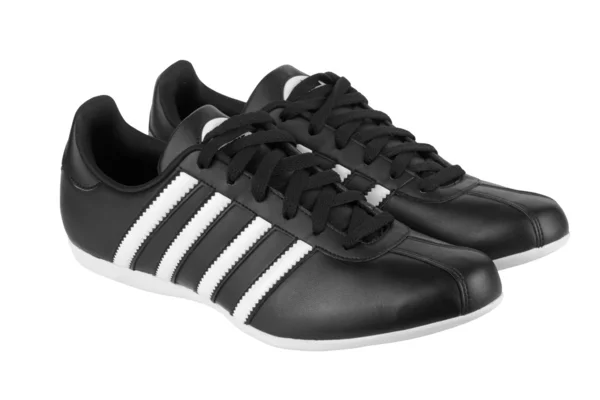 Beyaz şeritler ile siyah spor ayakkabı — Stok fotoğraf