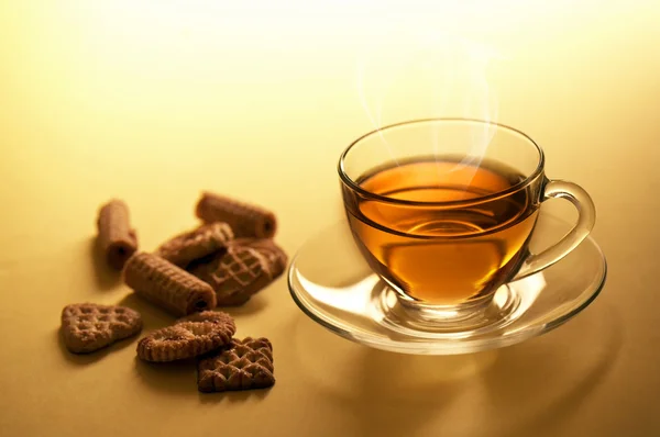 Чашка горячего чая с шоколадным печеньем — стоковое фото