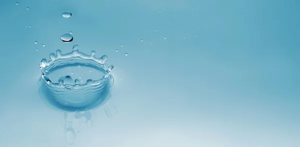 Omfattas av en droppe vatten — Stockfoto