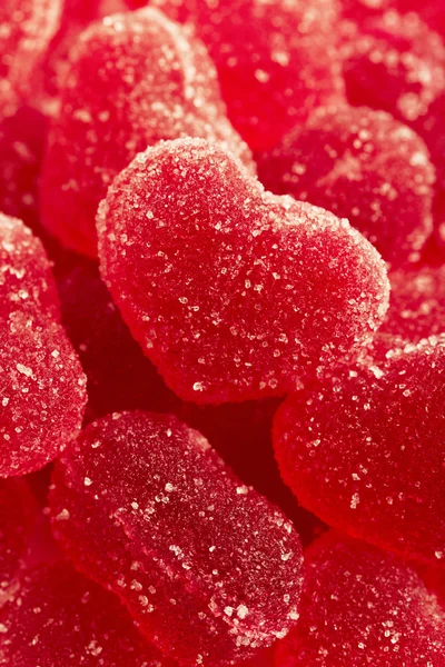Rote Fruchtbonbons in Herzform — Stockfoto