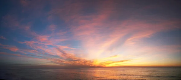 Восход в океане — стоковое фото