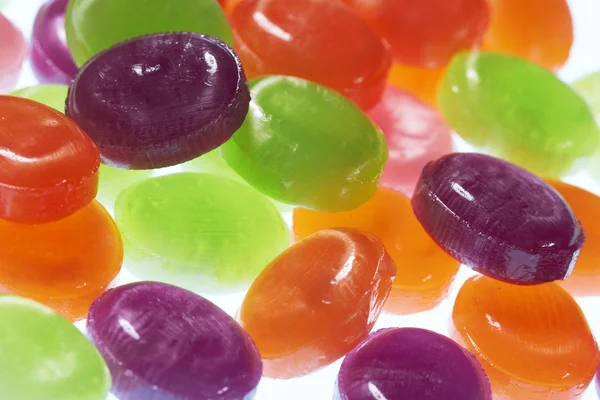 Разнообразные красочные конфеты — стоковое фото