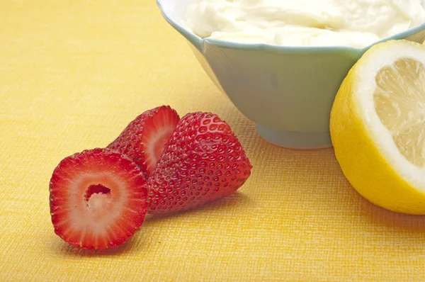 Fresh Strawberries with a Bowl of Fruit Dip — Stock Photo, Image