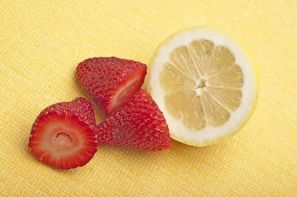 Frisch geschnittene Zitrone mit Erdbeeren — Stockfoto
