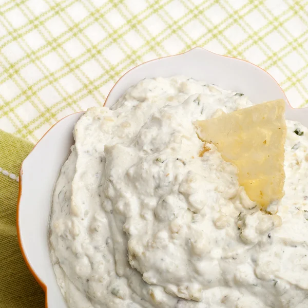 Close Up Image of Parmesan Artichoke Dip with a Potato Chip Garn — Stock Photo, Image