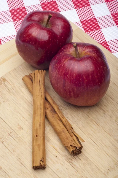 Pareja de manzanas con canela —  Fotos de Stock