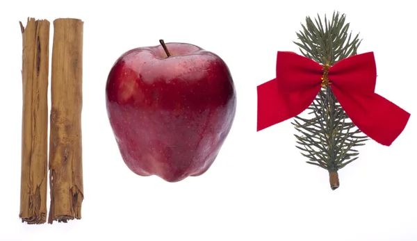 Cynamon, jabłka i sosnowych gałęzi na święta — Zdjęcie stockowe