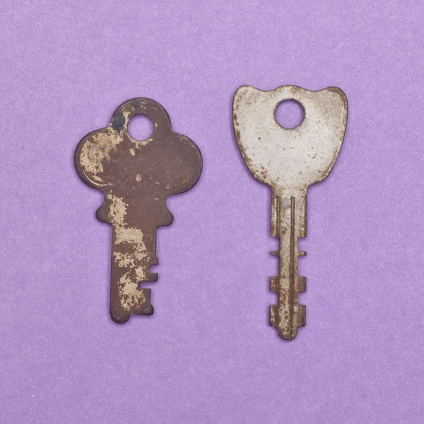 紫色の背景にヴィンテージのキーのセット. — ストック写真