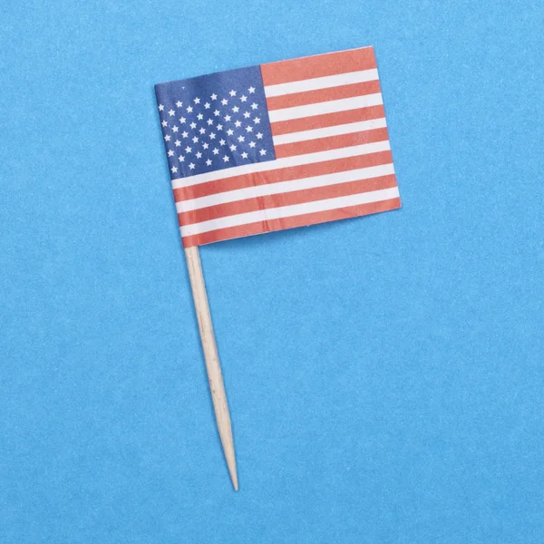 Zahnstocher mit amerikanischer Flagge auf blauem Hintergrund. — Stockfoto