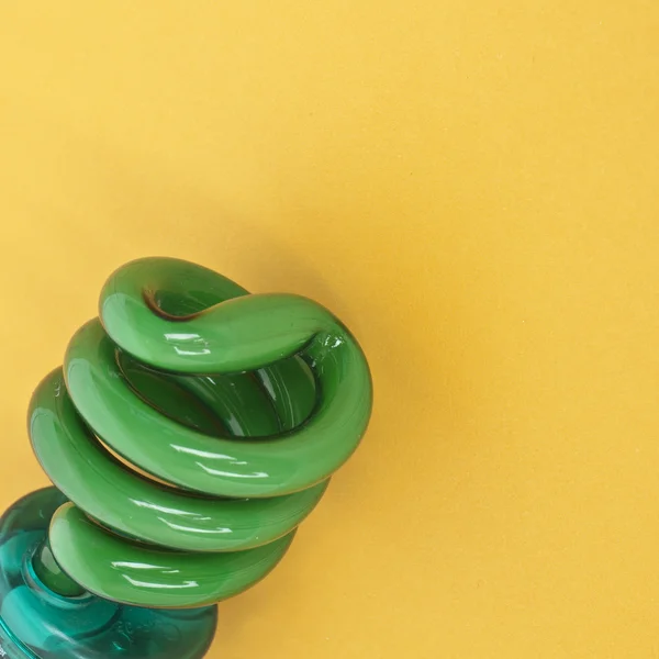 Зелений енергозберігаючі лампочки на живий фон — стокове фото