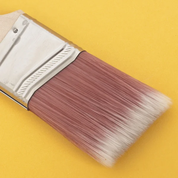 Close Up of a Paint Brush em um fundo vibrante — Fotografia de Stock