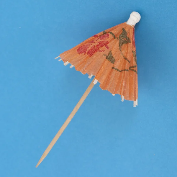 Guarda-chuva de bebida em um fundo vibrante — Fotografia de Stock
