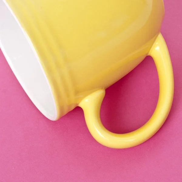 Žlutý šálek na pulzující pozadí — Stock fotografie