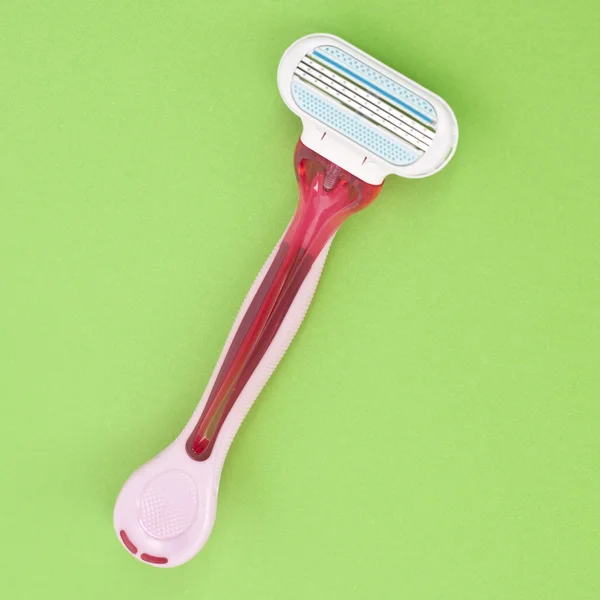Navaja de afeitar de seguridad desechable sobre un fondo vibrante —  Fotos de Stock