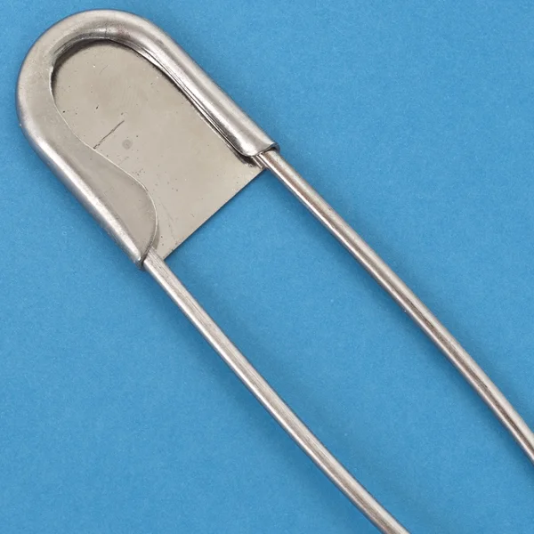 Close Up of Large Safety Pin em um fundo vibrante — Fotografia de Stock