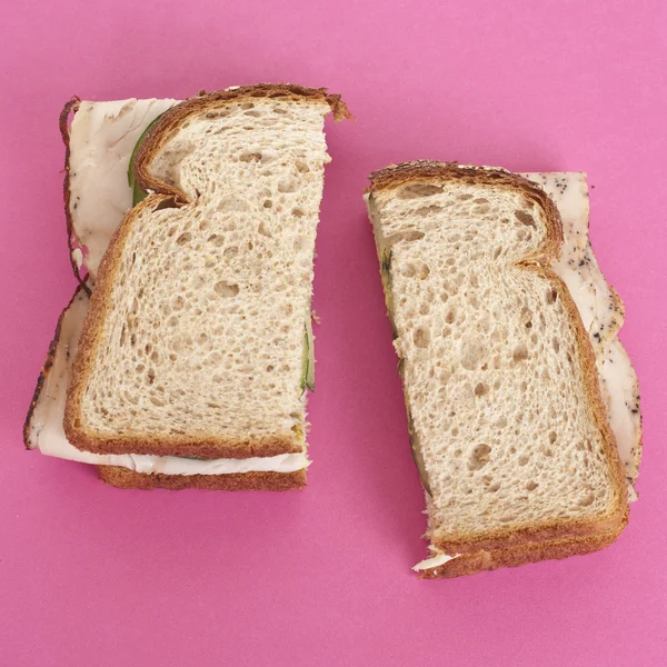 Sanduíche de peru e pepino no pão de trigo — Fotografia de Stock