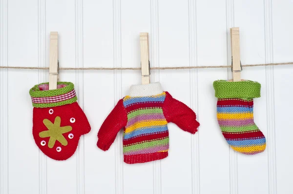 Set di abbigliamento invernale su una clothesline — Foto Stock