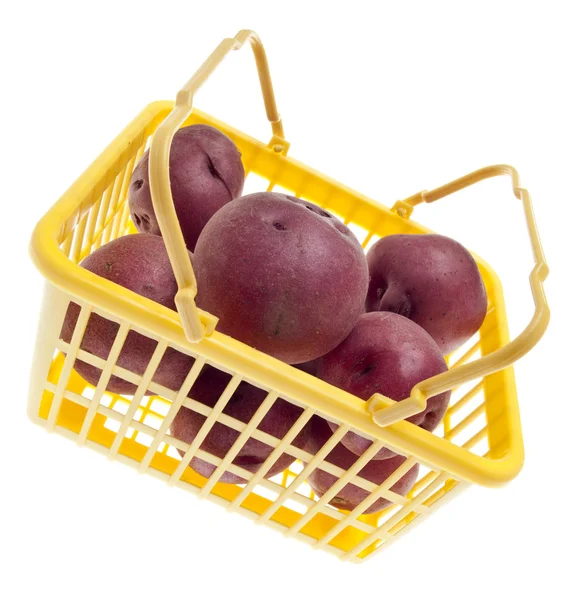 Korg med färsk röd potatis — Stockfoto
