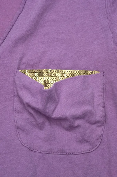 T-Shirt Tasche mit goldenem Interieur — Stockfoto