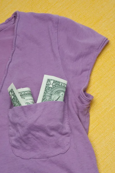 Долларовые счета в кармане рубашки — стоковое фото