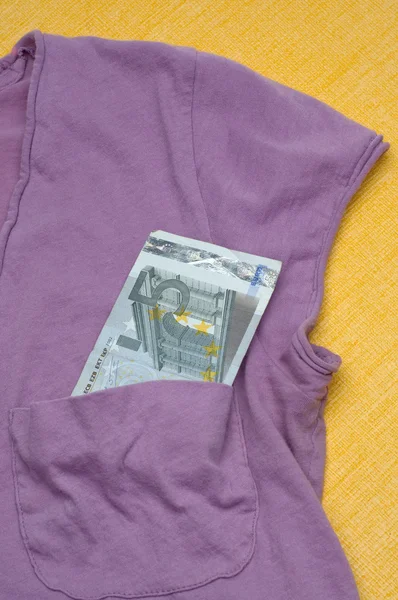 शर्ट पॉकेटमध्ये युरो चलन — स्टॉक फोटो, इमेज