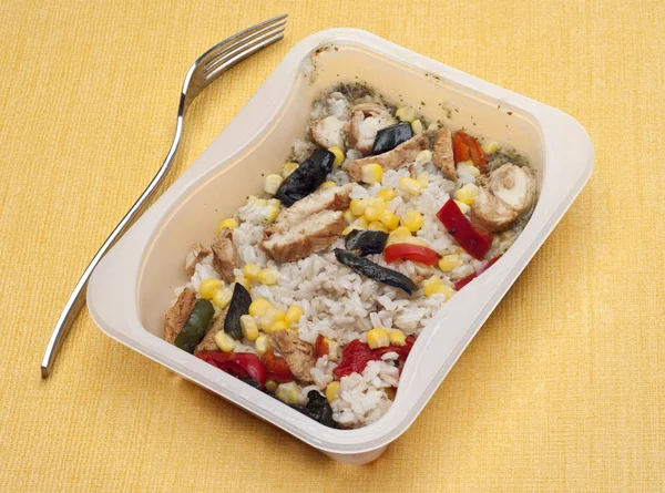 Cena saludable de pollo, arroz y pimientos — Foto de Stock