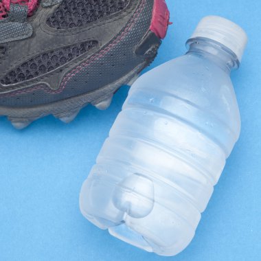şişe su ile koşu ayakkabısı