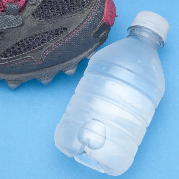 Laufschuh mit Wasserflasche — Stockfoto