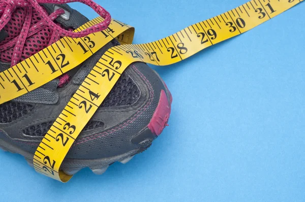 Sapato de corrida com fita métrica — Fotografia de Stock