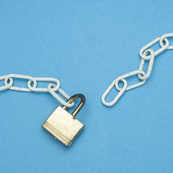 Zlomený řetězec a zámek bezpečnostní koncepce — Stock fotografie