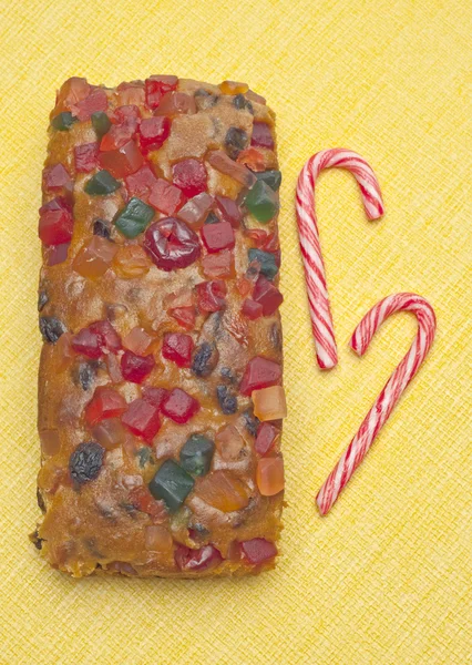Torta di frutta di festa con caramelle caramelle alla canna — Foto Stock