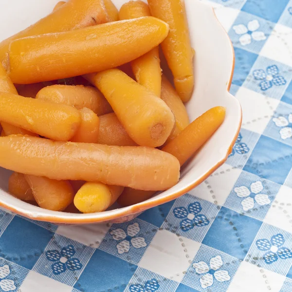 Närbild på skål med konserverad morötter — Stockfoto