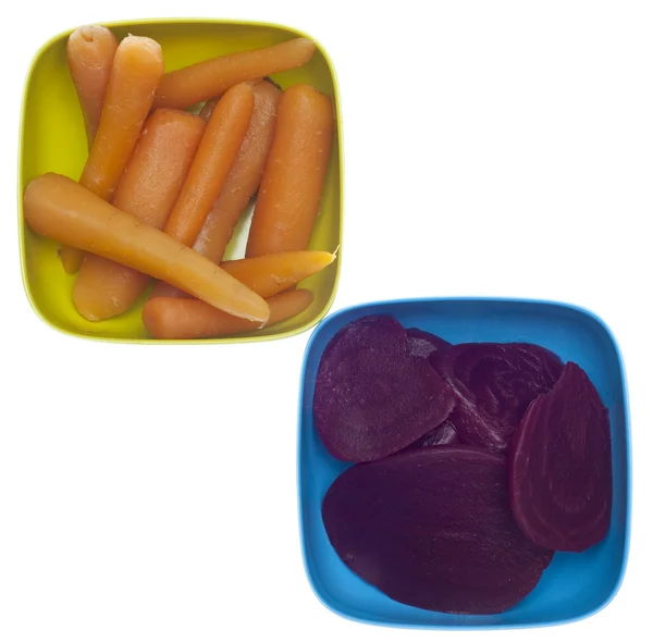Coloridos tazones de zanahorias y remolachas enlatadas —  Fotos de Stock