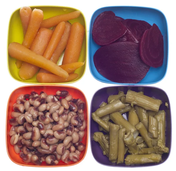 Morötter, rödbetor, sparris och black eyed peas i färgglada skålar. — Stockfoto