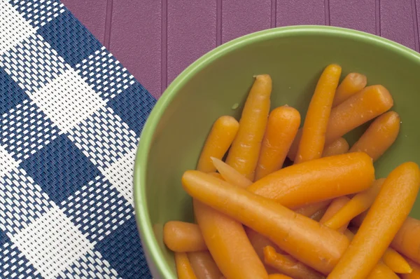 Närbild på skål med konserverad morötter — Stockfoto