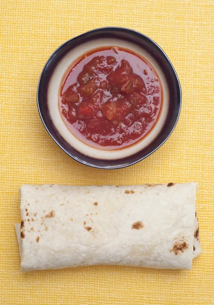 Leckerer Burrito mit Salsa — Stockfoto