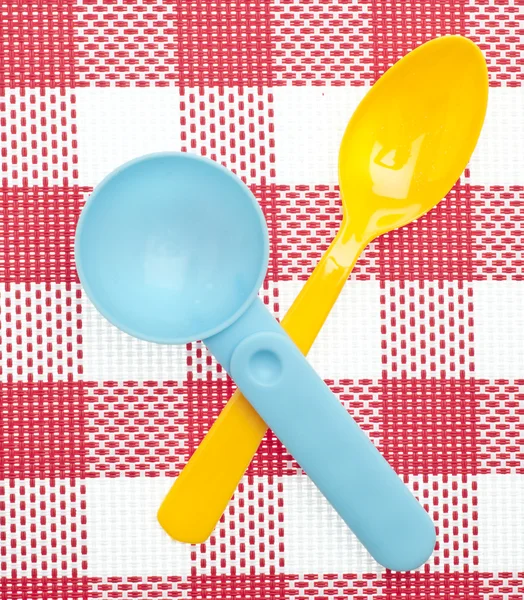 与红色和白色背景上的活力彩色勺子餐时间概念 — 图库照片