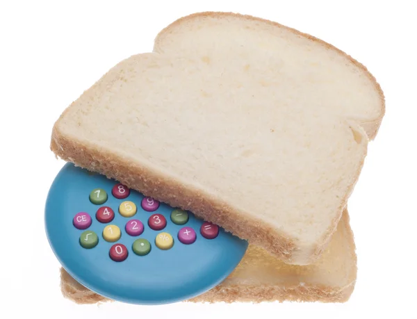 食品预算概念与孤立在白色与剪切路径上的计算器三明治 — 图库照片