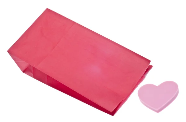 クリッピング パスを白で隔離される心と赤の買い物袋のバレンタイン ギフトの概念 — ストック写真