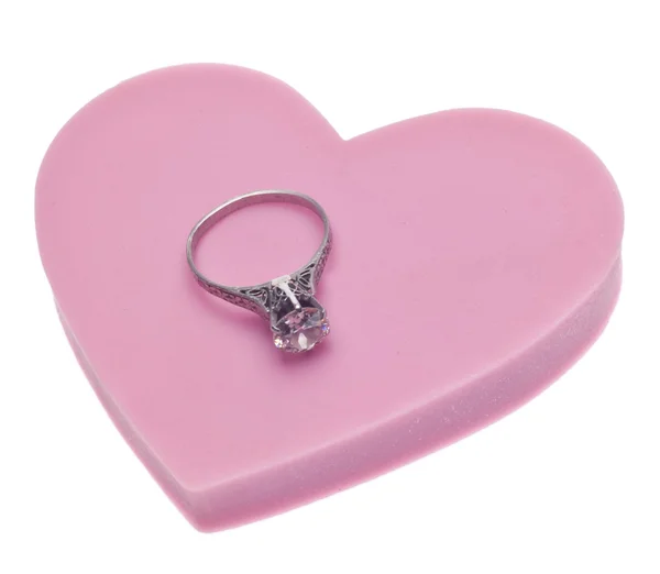 白で隔離されるピンクのハートにダイヤモンドの婚約指輪と婚約コンセプト — ストック写真