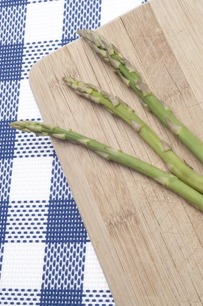 Świeże Szparagi Tło Żywności Niebieski Kuchnią Bloku — Zdjęcie stockowe