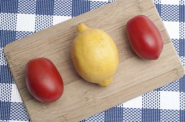 Свежие лимоны и помидоры — стоковое фото