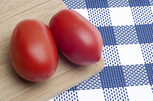 Пара свежих помидоров рома — стоковое фото