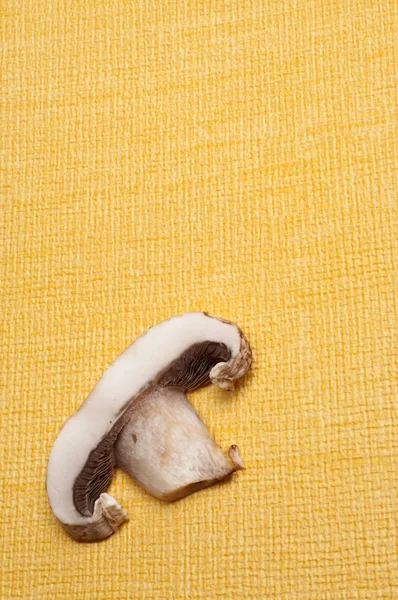 Bouton Mushroom Food Arrière Plan Sur Jaune Avec Espace Copie — Photo