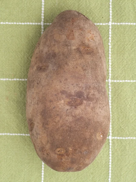 Aardappel op groene keuken handdoek — Stockfoto