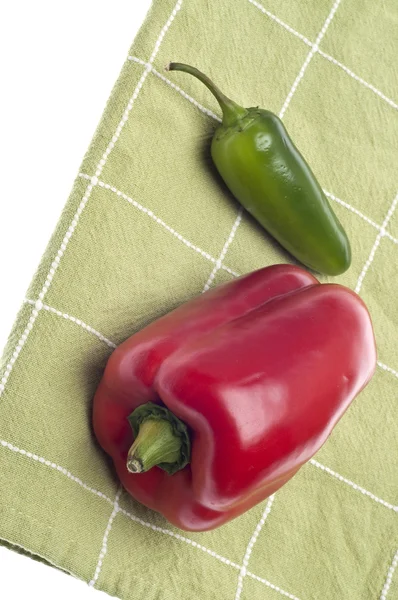Červené papriky a jalapeňo pepř — Stock fotografie