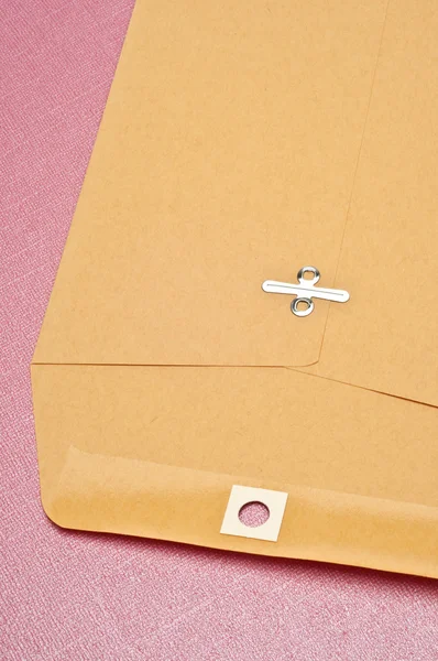 粉红色的背景上的棕色信封 — 图库照片